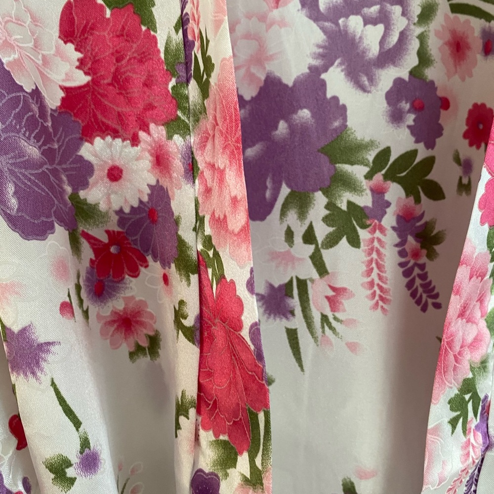 Silk-like Floral Robe. - Picture 2 of 6